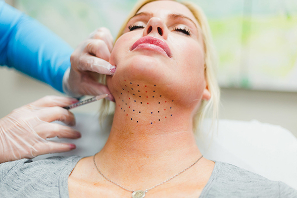 مزوتراپی غبغب چیست | مطب زیبایی کرج | دکتر قرایی