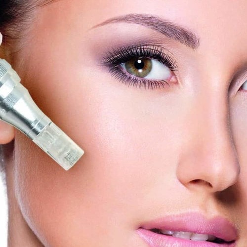 مزونیدلینگ چیست: مزونیدلینگ یک تکنیک پیشرفته برای جوانسازی پوست صورت، گردن و زیر چشم است که فواید چندین روش درمانی را در یک روش واحد خلاصه می کند. القاء کلاژن در این روش موجب تولید کلاژن های جدید و درخشندگی پوست می شود. مزونیدلینگ روشی مشابه میکرونیدلینگ است اما عمق نفوذ سوزن ها متفاوت است و در مزونیدلینگ مزودرم پوست را برای نتایج بهتر هدف قرار می دهند. این روش ایمن، ساده و محرک ترشح کلاژن است.